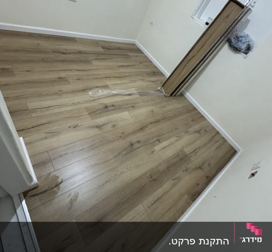 חדר עם פרקט עץ מותקן על הרצפה